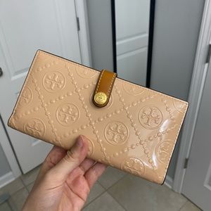 NWOT Tory Burch Patent Embossed Wallet in New Peach